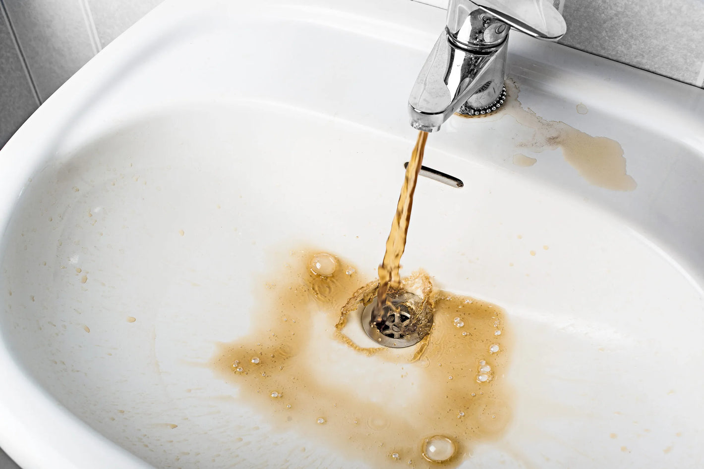 qa-rusty-water.0-scaled.jpg.webp__PID:9d826c8e-440d-47f7-8cb5-10c3869f97bb